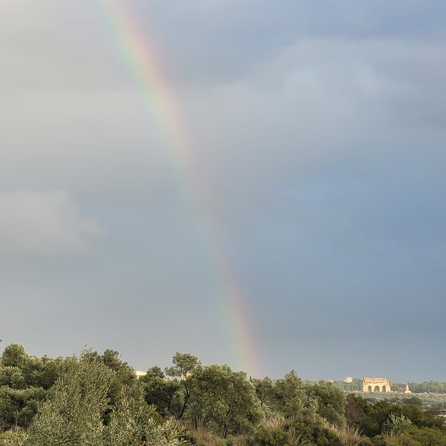 Tralleis'ten kente uzanan gök kuşağı kartpostallık görüntüler oluşturdu