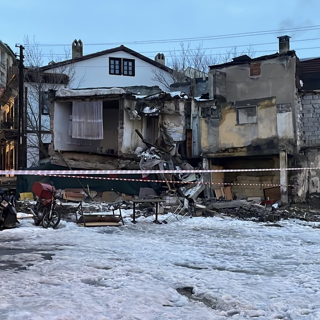 Metruk bina çöktü, mahallede panik yaşandı