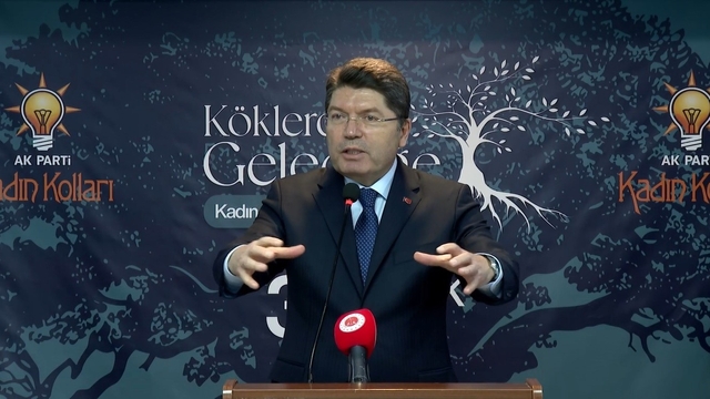 Bakan Tunç: "Sanal tehlikelerden yavrularımızı korumak durumundayız"
Adalet Bakanı Tunç, memleketinde kadınlarla buluştu