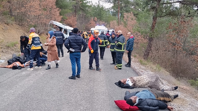 Senagalli öğrencileri taşıyan minibüs, alt yola uçtu: 17 yaralı