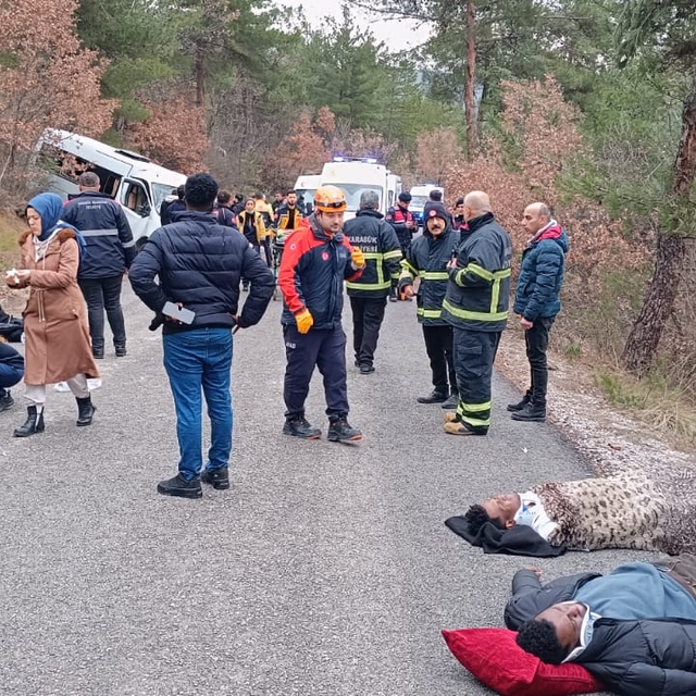 Senagalli öğrencileri taşıyan minibüs, alt yola uçtu: 17 yaralı