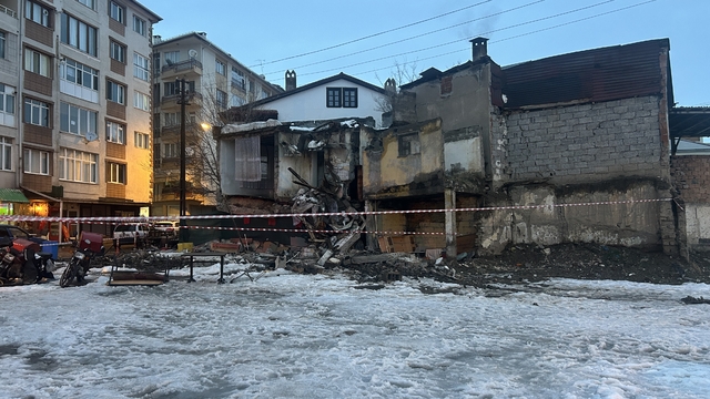 Sivas'ta iki katlı metruk bina çöktü
