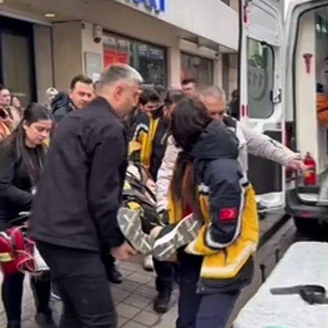 Mağazanın merdivenlerinden düşen kadın hastanelik oldu