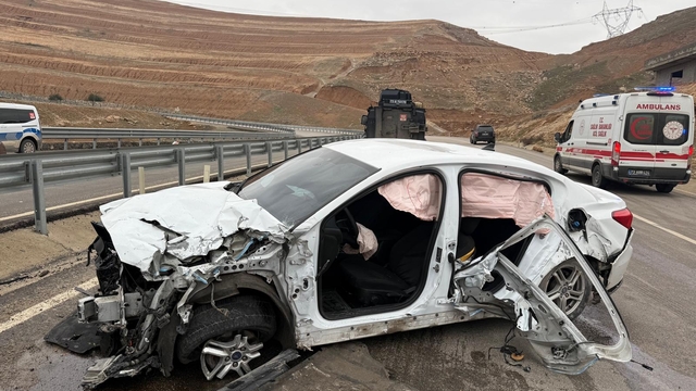 Şırnak'ta bariyere çarpan otomobildeki 5 kişi yaralandı