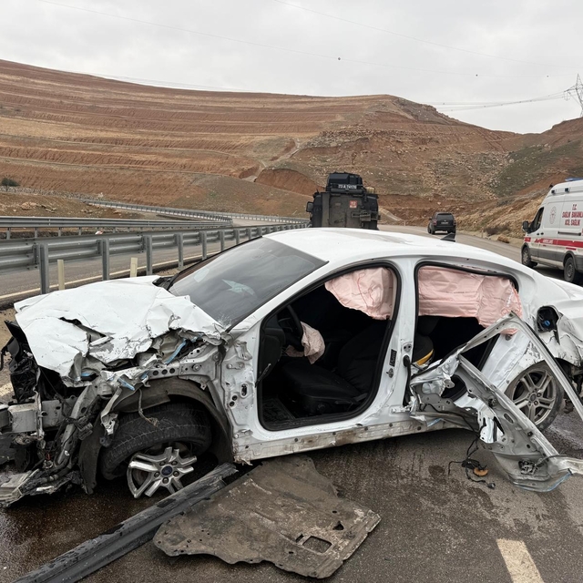 Şırnak'ta bariyere çarpan otomobildeki 5 kişi yaralandı