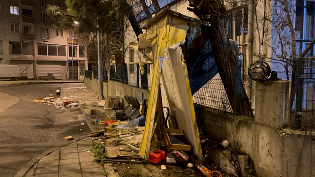 Tekirdağ'da kamyonet taksi durağına daldı, olay yerini terk etti: O anlar kamerada