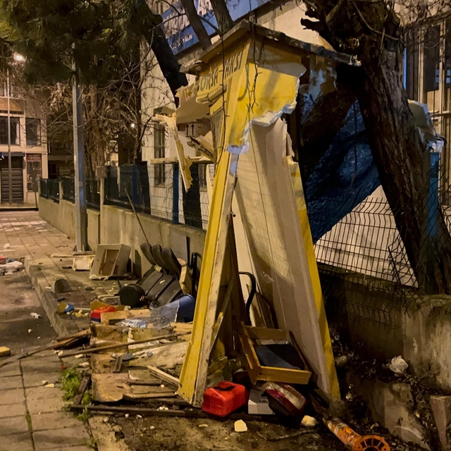 Tekirdağ'da kamyonet taksi durağına daldı, olay yerini terk etti: O anlar k...
