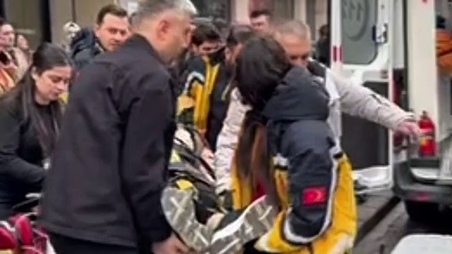 Mağazanın merdivenlerinden düşen kadın hastanelik oldu