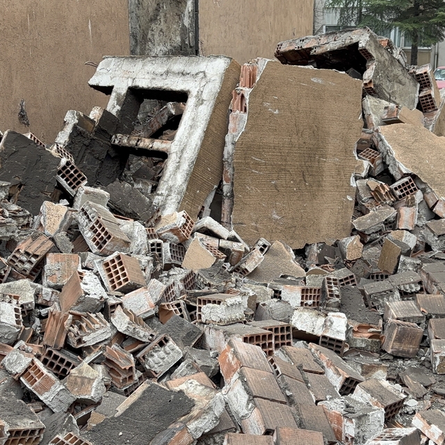 Edirne'de facianın eşiğinden dönüldü: Apartman bacası çöktü