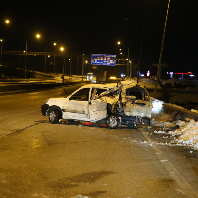 Erzurum'da hafif ticari araçla tırın çarpıştığı kazada 2 kişi yaralandı