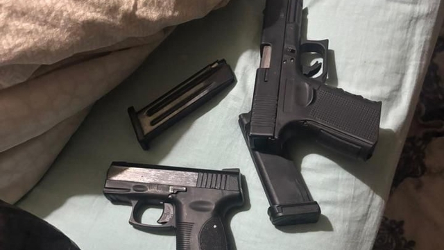 Polis pizzacı kılığına girdi, "Baron abla" lakaplı torbacı kadını yakaladı
"Baron abla" lakaplı kadın, motokurye taktiğiyle yapılan baskında yakalandı