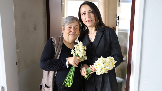 İzmir'de hava şartları nedeniyle iptal edilen festivaldeki nergisler hastalara moral oldu