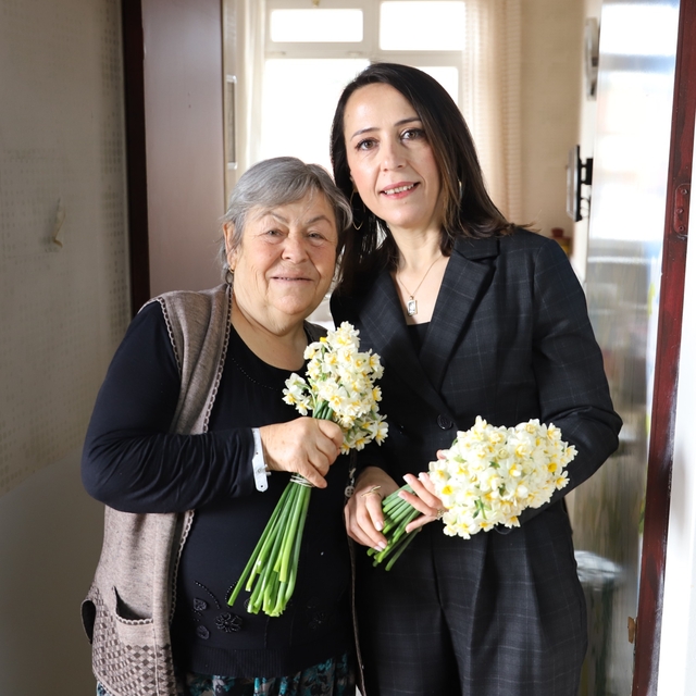 İzmir'de hava şartları nedeniyle iptal edilen festivaldeki nergisler hastal...