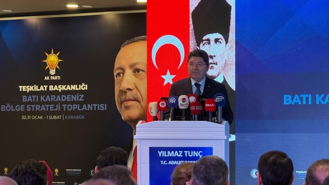 Bakan Tunç'tan Özel'e "Seçimin birinci partisiyiz" tepkisi
Adalet Bakanı Yılmaz Tunç:
"Belediye sayısında da AK Parti birinci. Böyle bir algı çalışması yapılıyor ki kendisini birinci göstererek böyle bir algıyla bir yalan bir propaganda üzerine kurduğu bir siyasete devam ediyor"
Tunç'tan CHP'nin yargı eleştirilerine "Yassıada zihniyeti" benzetmesi:
"Biz milletin zaferini bayram olarak kutlatırken darbecinin zaferini bayram olarak kutlatan bir Yassıada zihniyetidir ve bu zihniyeti sürekli savunan bir ana muhalefet de ülkemizde maalesef var"
