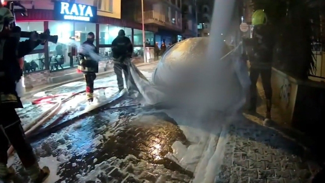 Elektrikli araç yangınına teknolojik müdahale
Mersin itfaiyesi batarya yangınına özel ekipmanla müdahale ederek kontrollü söndürme yaptı