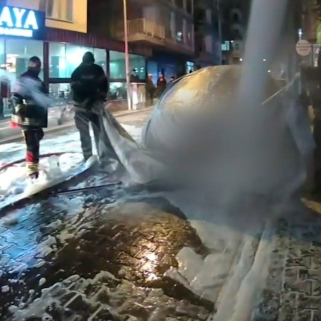 Elektrikli araç yangınına teknolojik müdahale
Mersin itfaiyesi batarya yang...