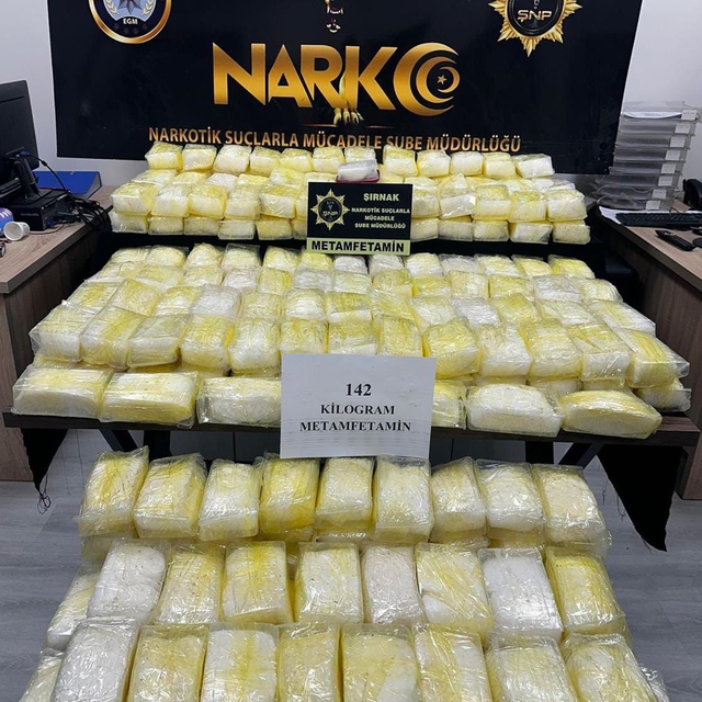 Şırnak'ta çekicinin dorsesine gizlenmiş 142 kilogram sentetik uyuşturucu el...