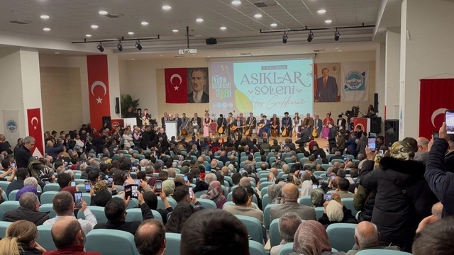 Kayseri'de ozanlar kulakların pasını sildi
Vatandaşlar 4. Uluslararası Aşıklar Şöleni'nde salonu hıncahınç doldurdu