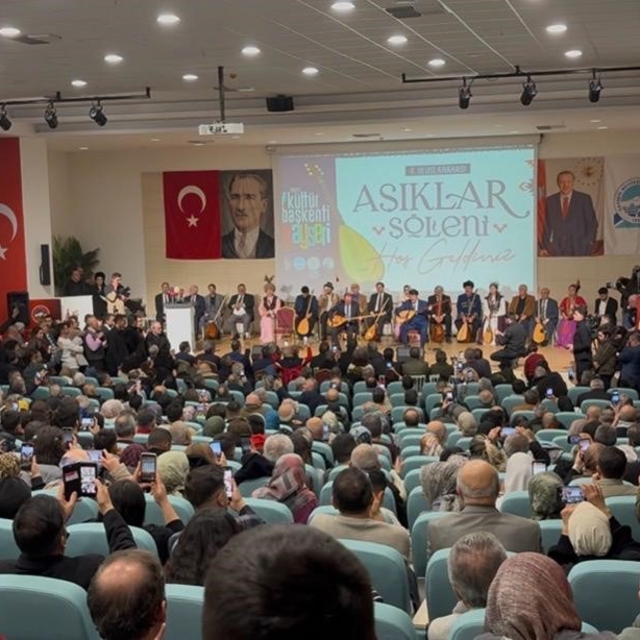 Kayseri'de ozanlar kulakların pasını sildi
Vatandaşlar 4. Uluslararası Aşık...