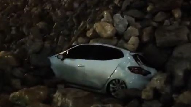 Hatay'da istinat duvarı park halindeki araçların üstüne devrildi