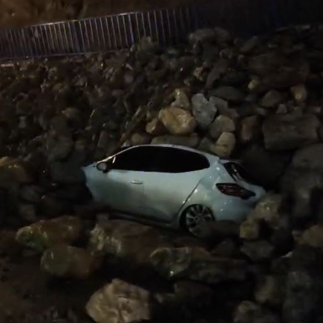 Hatay'da istinat duvarı park halindeki araçların üstüne devrildi