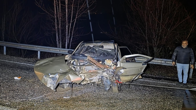 Bursa'da iki otomobilin çarpıştığı kazada 3 kişi yaralandı