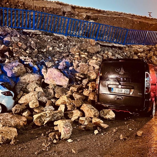 Hatay'da istinat duvarının çökmesi 6 araçta hasara yol açtı