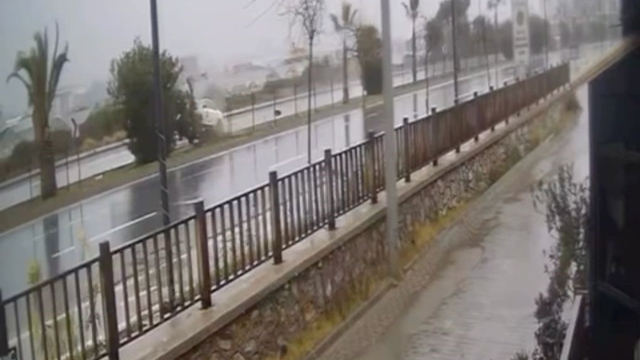 Kontrolden çıkan otomobil refüjdeki ağaca çarpıp takla attı
Kaza anları güvenlik kamerasına yansıdı