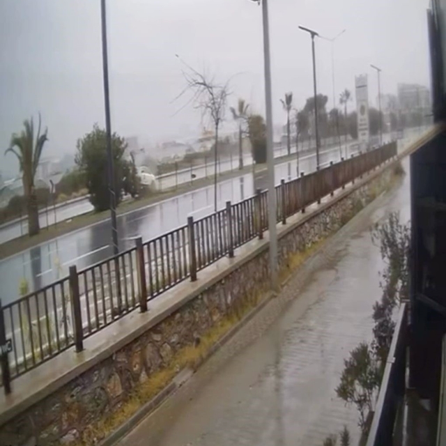 Kontrolden çıkan otomobil refüjdeki ağaca çarpıp takla attı
Kaza anları güv...