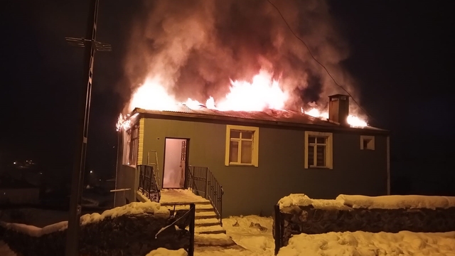 Kars'ta imam evi alev alev yandı