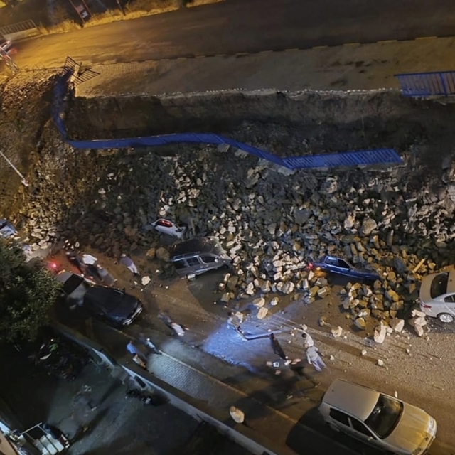 Hatay'da istinat duvarı park halindeki araçların üstüne devrildi (2)