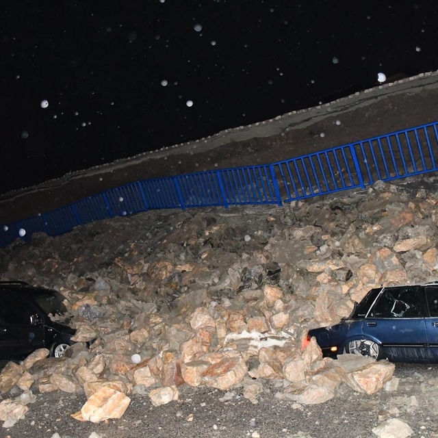 İstinat duvarının park halindeki araçların üzerine çöktüğü anlar kamerada