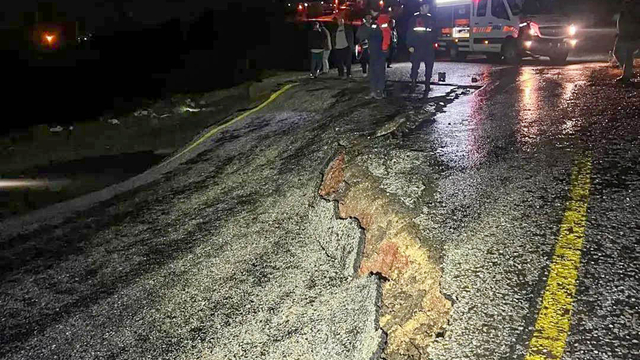 Uşak'ta yağış nedeniyle yol çöktü