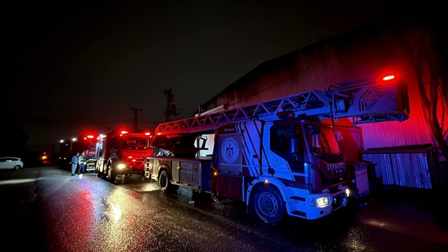Kocaeli'de iş yerinde çıkan yangın söndürüldü
