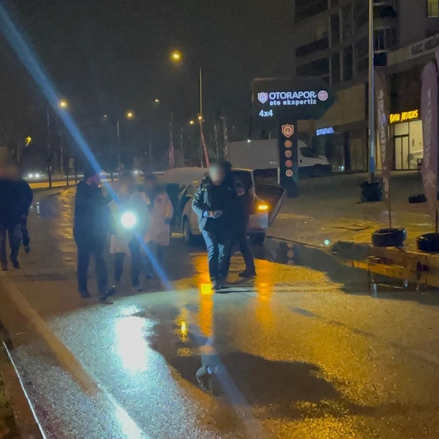 Bursa'da takip sonucu yakalanan otomobilde el bombası ve silah ele geçirild...