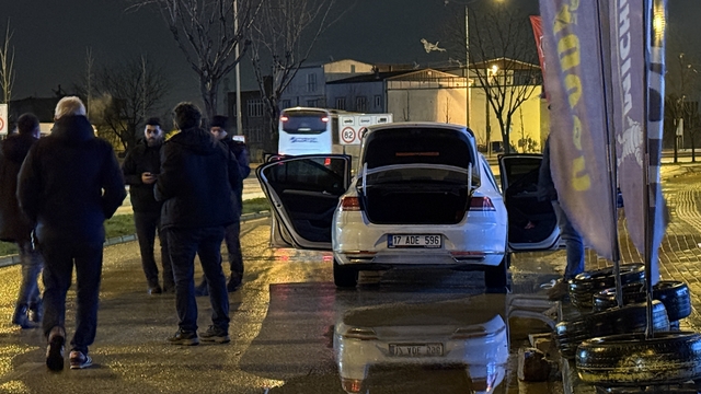 Bursa'da polisin "dur" ihtarına uymayan araçta el bombası ve tabanca ele geçirildi