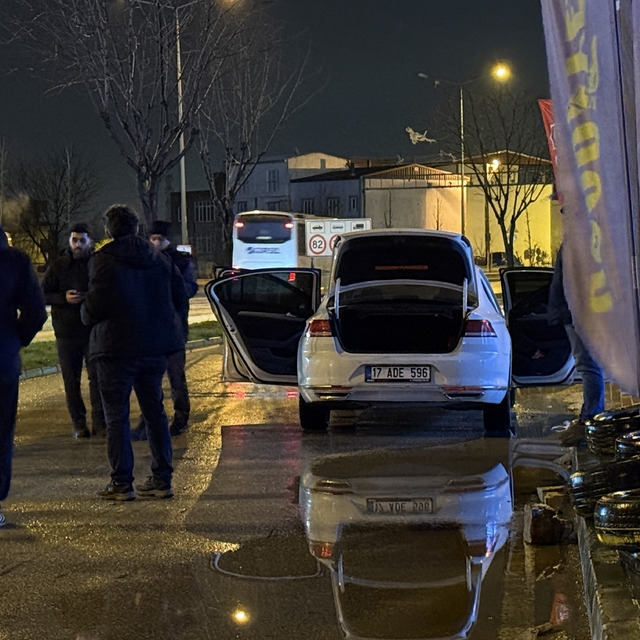 Bursa'da polisin "dur" ihtarına uymayan araçta el bombası ve tabanca ele ge...