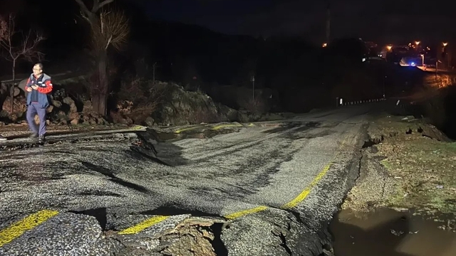 Yoğun yağış sonrası köy yolunda çökme meydana geldi