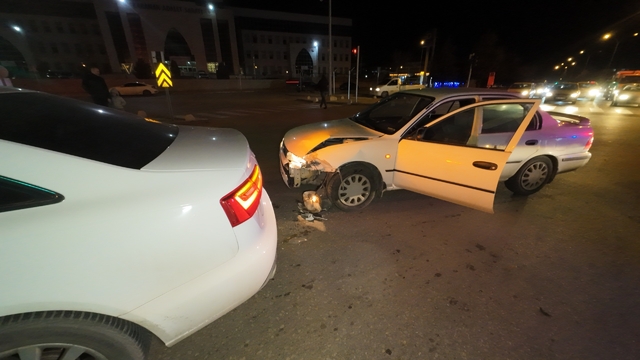 Karaman'da otomobiller çapıştı: 1 yaralı
