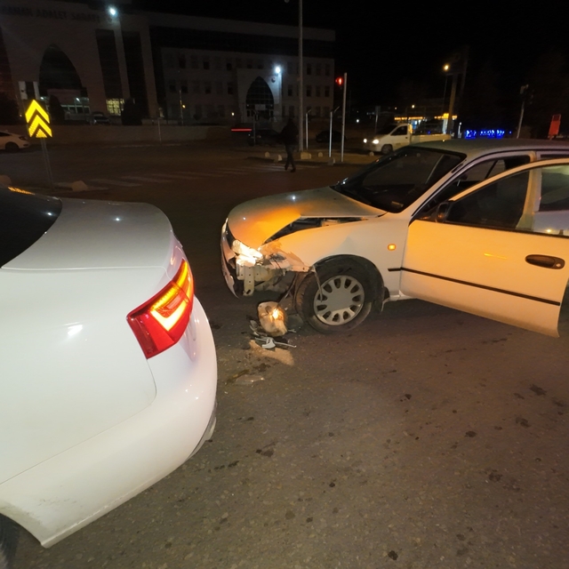 Karaman'da otomobiller çapıştı: 1 yaralı