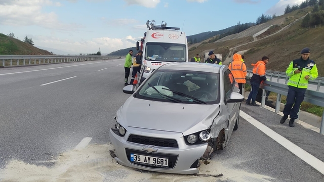 Nazilli'de bariyerlere çarpıp alev alan otomobilin sürücüsü yaralandı