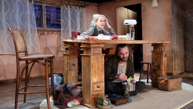 Kocaeli Şehir Tiyatroları "Masanın Altında" oyunuyla Başiskele'de sahne aldı