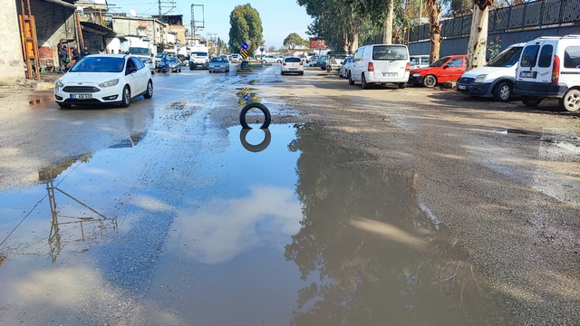Yüreğir'de yol isyanı: Belediye çukuru kapatmayınca vatandaş lastikle önlem aldı
Adana'da vatandaşın Büyükşehir Belediyesi'ne başvurusuna rağmen yoldaki çukurlar bir türlü kapatılmayınca çukuru kendisi kapatan vatandaş, araçların düşmemesi için de otomobil lastiğiyle önlem aldı