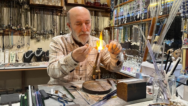 25 yıldır camlara üfleyerek şekil veriyor
62 yaşındaki cam ustası, Alanya'yı "İkinci İtalya" yapmak istiyor