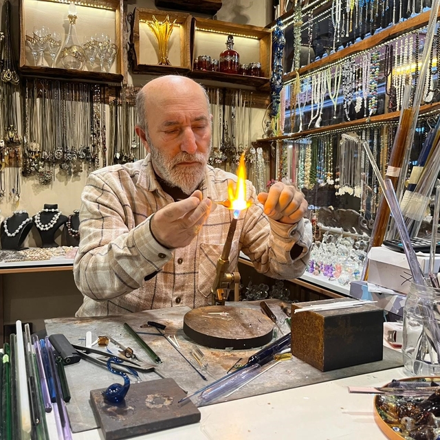 25 yıldır camlara üfleyerek şekil veriyor
62 yaşındaki cam ustası, Alanya'y...