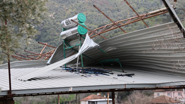 Fırtına yıktı geçti
Köylüler uçan çatılarının malzemelerini araziden topladı