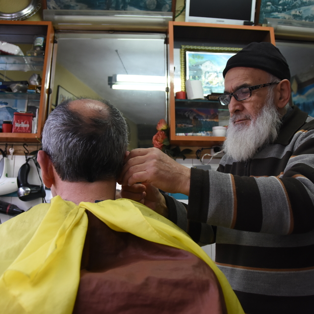 104 yıllık berber dükkanında yarım asırdır mesleğini sürdürüyor