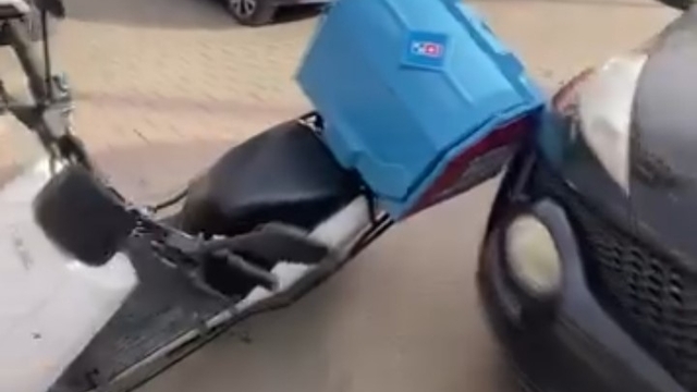 Otomobil sürücüsü ile motosikletli kurye arasındaki gerginlik kamerada