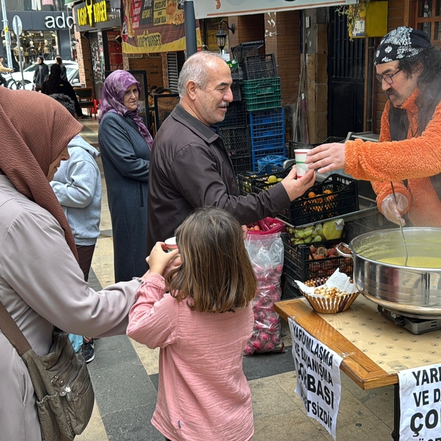 Her gün 200 bardak çorbayı ücretsiz dağıtıyor