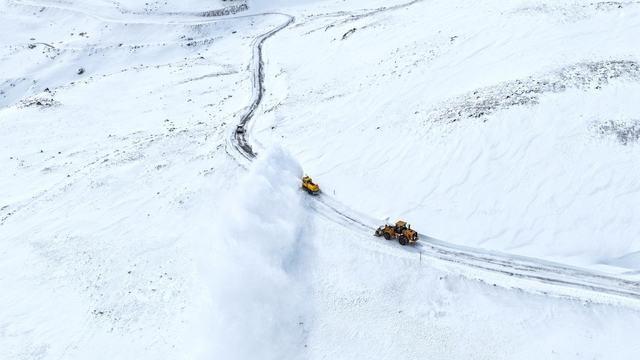 Van'ın 6 ilçesinde kar yağışı; 78 yerleşim yeri ulaşıma kapandı
